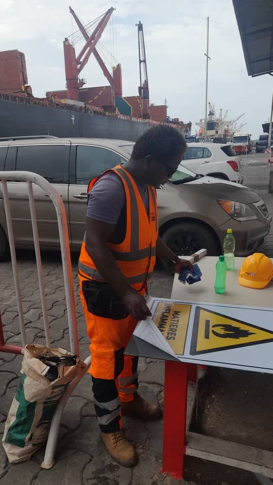 Acier galvanisé ou aluminium : quel support pour une enseigne extérieure au Bénin ?